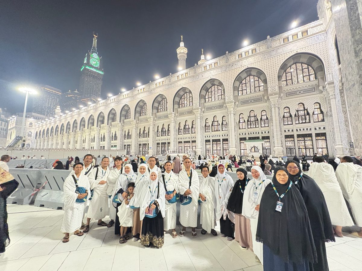 Group of ASEEL pilgrims with luggage preparing to depart for Umrah